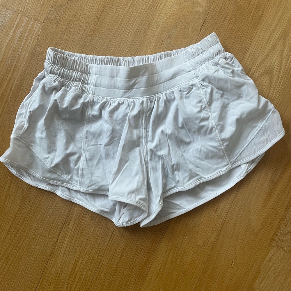 Lululemon Sz 6 White Hotty Hot Low-Rise Lined Short 2.5"